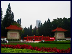 Martyr's Park was built in 1954 to commemorate martyrs who died bravely for the communist party. It has a cemetary and many monuments, like the Uprising Monument. It is nowadays surrounded by Yuexiu's skyscrapers and shopping malls.